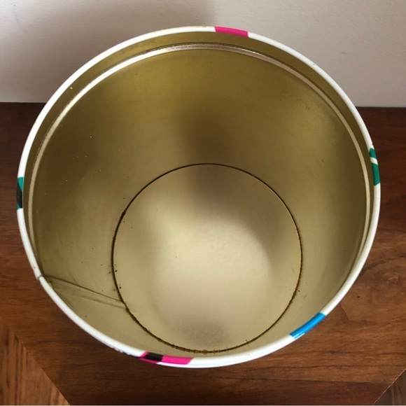 Vintage crayon themed tin - Picture 5 of 8